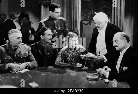 1932 , USA : l'actrice GRETA GARBO et RAMON NOVARRO à MATA HARI par George Fitzmaurice - MGM - FILM - FILM - CINÉMA - portrait - ritrato - chapeau - cappello - casino - casinò --- Archivio GBB Banque D'Images