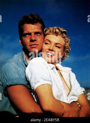 1951 , Etats-Unis : l'actrice MARILYN MONROE ( 1926 - 1962 ) et KEITH ANDES dans une pubblicity RKO encore pour le CLASH du film PAR NIGTH ( la confessione della signora Doyle ) Par Fritz Lang - FILM - CINÉMA - FILM - abbriscio - étreinte - amanti - amore - amour - innamorati - amants - sourire - sorriso - scollatura - decolleté - ouverture du cou - Jean camicia - chemise ---- Archivio GBB Banque D'Images