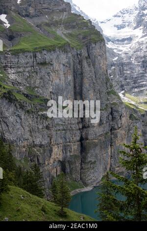 Oeschinensee avec une vue profonde, Suisse Banque D'Images