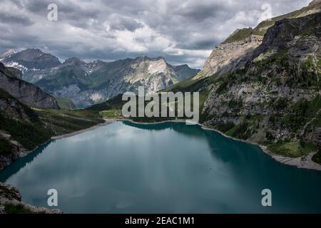 Oeschinensee avec une vue profonde, Suisse Banque D'Images