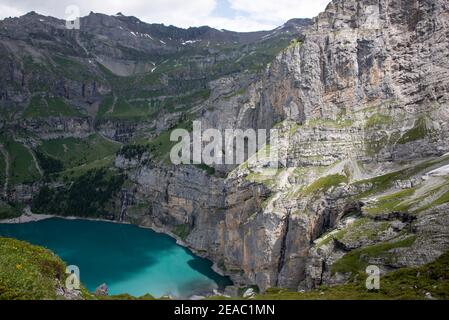 Oeschinensee avec une vue profonde, Suisse Banque D'Images