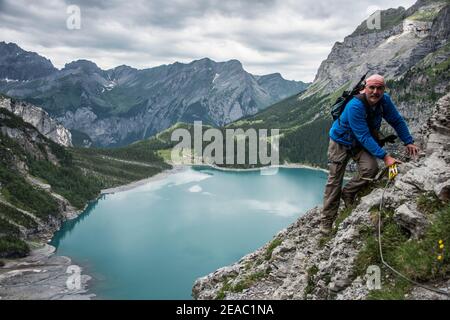 Oeschinensee avec une vue profonde, Suisse Banque D'Images