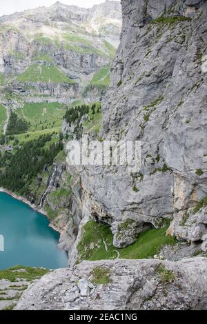 Oeschinensee avec une vue profonde, Suisse Banque D'Images