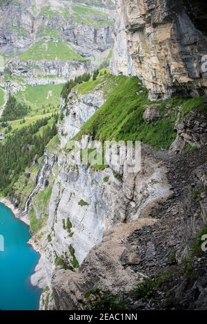 Oeschinensee avec une vue profonde, Suisse Banque D'Images