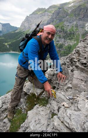 Oeschinensee avec une vue profonde, Suisse Banque D'Images