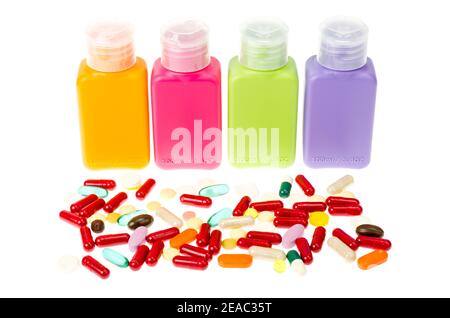 Flacons en plastique multicolores, récipients avec pilules et capsules isolés sur fond blanc. Studio photo Banque D'Images