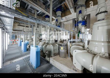 Oberhausen, région de la Ruhr, Rhénanie-du-Nord-Westphalie, Allemagne - conversion d'Emscher, nouvelle construction de l'égout d'Emscher, ici la nouvelle station de pompage à Oberhausen, la salle des machines avec les pompes qui à l'avenir transportent 16, 000 litres d'eaux usées par minute, La conversion écologique du système Emscher consiste à construire un système central de traitement des eaux usées dans la région de la Ruhr, à construire des égouts et à renaturer l'Emscher et ses affluents. Banque D'Images