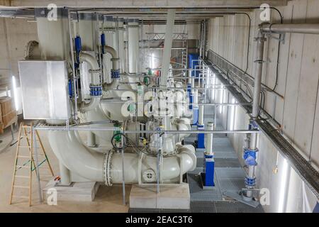 Oberhausen, région de la Ruhr, Rhénanie-du-Nord-Westphalie, Allemagne - conversion d'Emscher, nouvelle construction de l'égout d'Emscher, ici la nouvelle station de pompage à Oberhausen, la salle des machines avec les pompes qui à l'avenir transportent 16, 000 litres d'eaux usées par minute, La conversion écologique du système Emscher consiste à construire un système central de traitement des eaux usées dans la région de la Ruhr, à construire des égouts et à renaturer l'Emscher et ses affluents. Banque D'Images