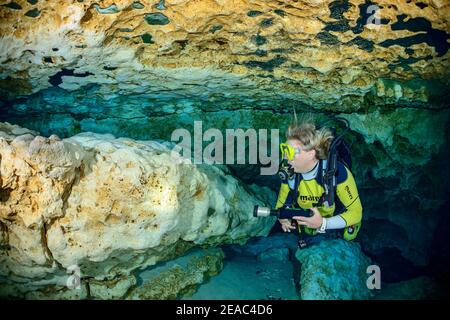 Plongeurs, plongeurs à l'entrée de Ginnie Springs Cave, High Springs, Gilchrist County, Floride, États-Unis Banque D'Images