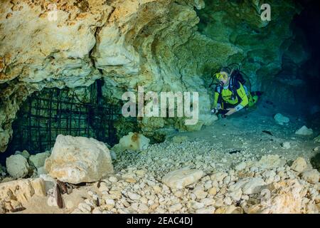 Plongée sous-marine plongeurs à l'entrée de Ginnie Springs Cave, High Springs, Gilchrist County, Floride, États-Unis Banque D'Images