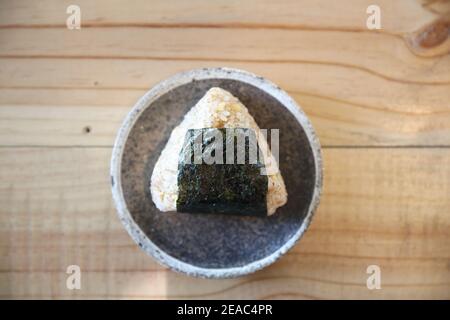 Onigiri sur fond de bois cuisine japonaise locale Banque D'Images