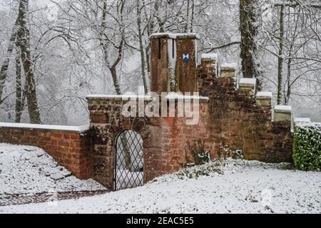 Portail d'entrée du constructeur Schinkel au Klause à Kastel-Staadt, vallée de Saar, Rhénanie-Palatinat, Allemagne Banque D'Images