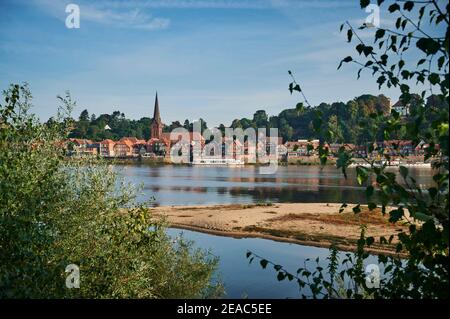 Paysage fluvial, Elbtalaue en Basse-Saxe, Allemagne, réserve de biosphère, vue sur une banque de sable dans l'Elbe à la vieille ville de Lauenburg dans le Schleswig-Holstein Banque D'Images