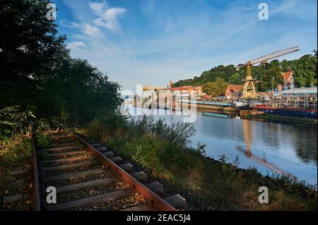 Plaine inondable de la vallée de l'Elbe en Basse-Saxe, Allemagne, réserve de biosphère, vue sur la vieille ville de Lauenburg avec port et chantier naval Hitzler, ancienne piste industrielle en premier plan Banque D'Images