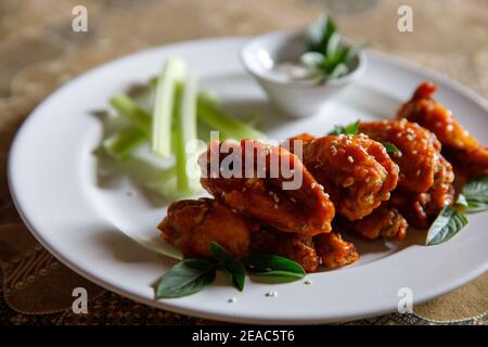 Buffalo wings , poulet frit avec sauce épicée et chaude Banque D'Images