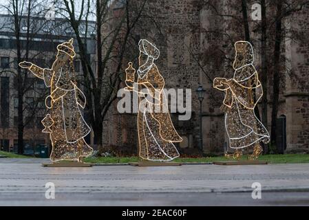 Allemagne, Saxe-Anhalt, Magdebourg, les trois rois saints brillent dans une rue. Ils appartiennent à l'univers des lumières de Magdeburg. Banque D'Images