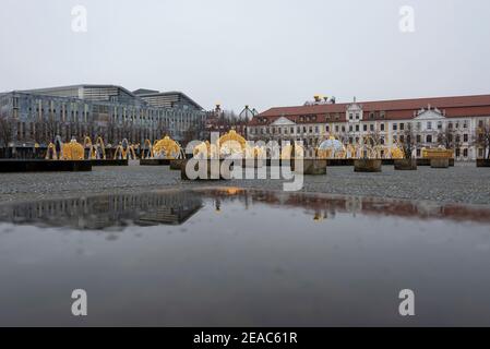 Allemagne, Saxe-Anhalt, Magdebourg, boules de Noël et autres sculptures lumineuses sont mis en place sur la Domplatz. Le Parlement de Saxe-Anhalt, le Hundertwasserhaus et la Norddeutsche Landesbank peuvent être vus en arrière-plan. Banque D'Images