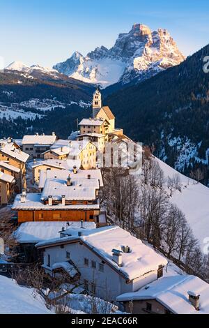 Village de Colle Santa Lucia dans la province de Belluno. Europe, Italie, Vénétie, province de Belluno, Colle Santa Lucia. Banque D'Images