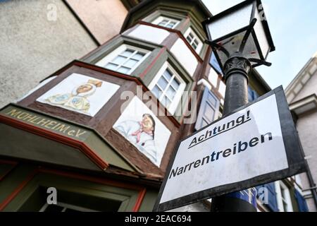 04 février 2021, Bade-Wurtemberg, Mühlheim an der Donau: Un signe avec l'inscription 'attention! Narrentreiben' est attaché à un feu de rue en face d'une maison historique. Corona-conditionné cette année les imbéciles célèbrent avec distance et en ligne. Photo: Felix Kästle/dpa Banque D'Images