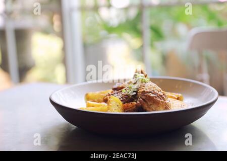 Poulet rôti braisé avec pommes de terre Banque D'Images