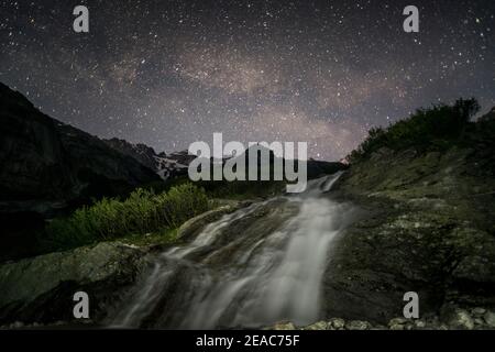 Cascade la nuit dans les hautes montagnes, Suisse Banque D'Images