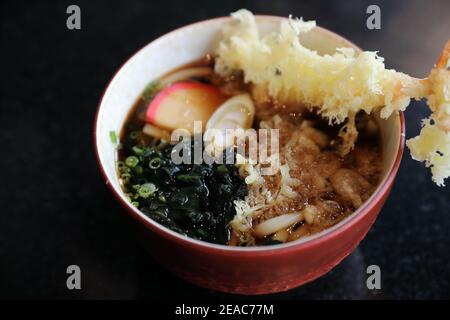 Nouilles Udon avec crevettes frites tempura cuisine japonaise Banque D'Images