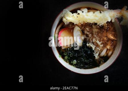 Nouilles Udon avec crevettes frites tempura cuisine japonaise Banque D'Images