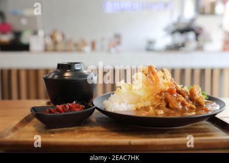 Riz au curry japonais avec crevettes frites tempura cuisine japonaise Banque D'Images