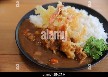 Riz au curry japonais avec crevettes frites tempura cuisine japonaise Banque D'Images