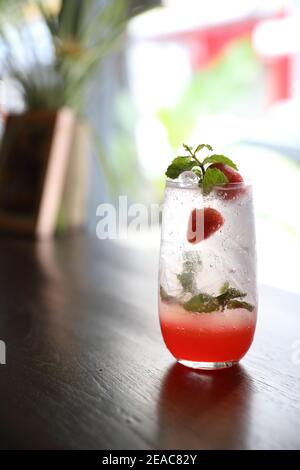 Cocktail de mojito aux fraises sur fond de bois Banque D'Images