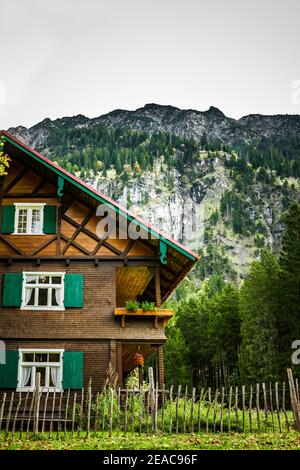 Maison en bois avec des volets verts dans l'Allgäu Banque D'Images