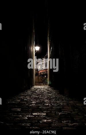 Ruelle sombre étroite dans une petite ville dans le Noir Forêt Banque D'Images