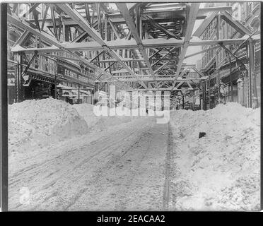 New York. Blizzard de 1888- rue Fulton vers le ferry après labour Banque D'Images