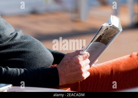 Vieil homme lit un livre Banque D'Images