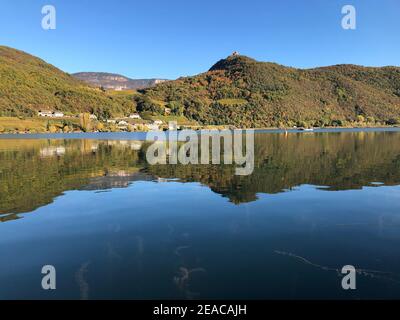 Lac Kaltern avec ruines du château de Leuchtenburg, automne, vignobles, châteaux, nature, paysage, Bolzano, Eppan, Kaltern, Tyrol du Sud, Italie Banque D'Images