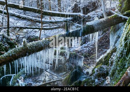 Allemagne, Bade-Wurtemberg, Reutlingen - Mittelstadt, chute d'eau gelée sur Merzenbach. Banque D'Images