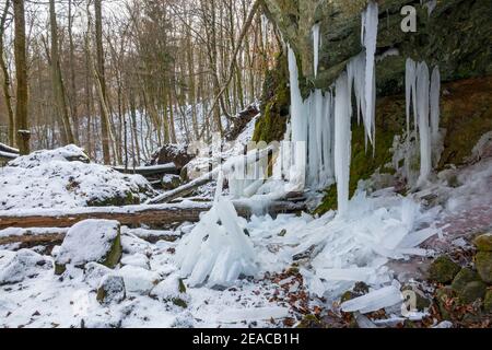 Allemagne, Bade-Wurtemberg, Reutlingen - Mittelstadt, chute d'eau gelée sur Merzenbach. Banque D'Images