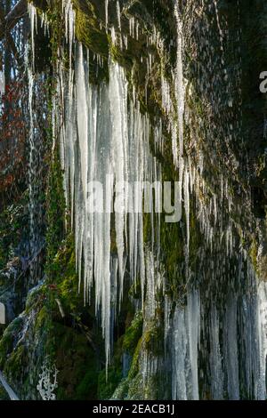 Allemagne, Bade-Wurtemberg, Reutlingen - Mittelstadt, chute d'eau gelée sur Merzenbach. Banque D'Images