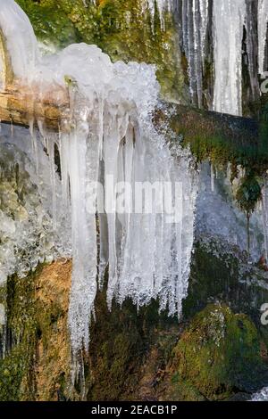 Allemagne, Bade-Wurtemberg, Reutlingen - Mittelstadt, chute d'eau gelée sur Merzenbach. Banque D'Images