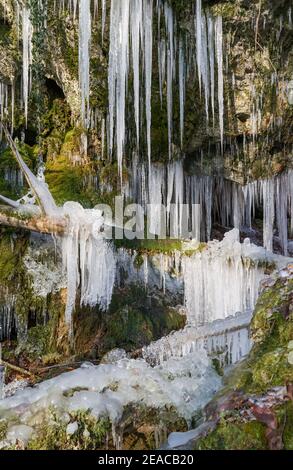 Allemagne, Bade-Wurtemberg, Reutlingen - Mittelstadt, chute d'eau gelée sur Merzenbach. Banque D'Images