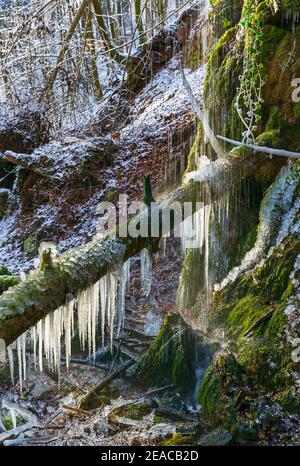 Allemagne, Bade-Wurtemberg, Reutlingen - Mittelstadt, chute d'eau gelée sur Merzenbach. Banque D'Images