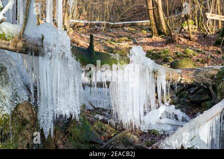 Allemagne, Bade-Wurtemberg, Reutlingen - Mittelstadt, chute d'eau gelée sur Merzenbach. Banque D'Images