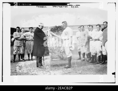 New York Yankees président Frank Farrell présente à la coupe d'amour Yankees manager Harry Wolverton comme rouge Sox et les joueurs des Yankees lors d'Hilltop Park, New York, 11 avril 1912 (base-ball) Banque D'Images