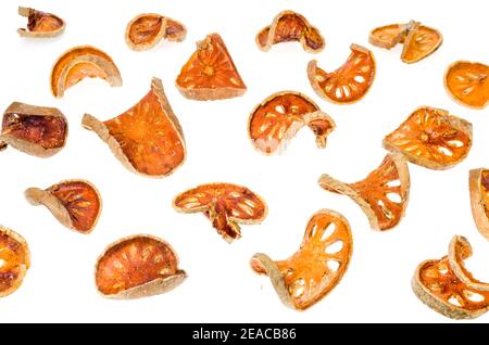 Pile de fruits secs de bael isolée sur fond blanc. Studio photo Banque D'Images