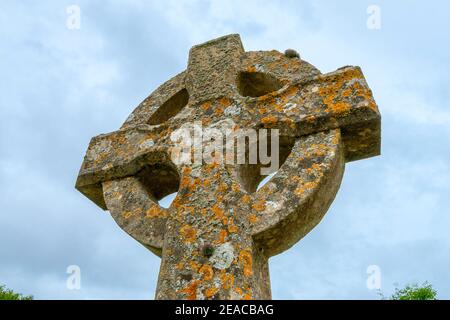 Grande-Bretagne, Gloucestershire, Winson près de Cirencester, Celtic Cross High Cross Irish Cross grave Cross Wheel Cross dans le cimetière à l'église de Saint-Michel et tous les Anges. Banque D'Images