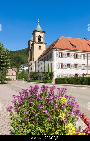 Allemagne, Bade-Wurtemberg, Bad Rippoldsau, Wolftalstrasse avec l'église de pèlerinage Mater Dolorosa qui a été construite dans le style Weinbrenner par l'étudiant de Weinbrenner Christoph Arnold en 1829. Création de la 'Klösterle' Saint Nikolaus vers 1140 Banque D'Images