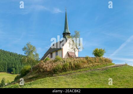 Allemagne, Bade-Wurtemberg, Furtwangen, Piuskapelle Katzensteig, construite en 1956 à Oberkatzensteig, se dresse sur une petite montagne, le Katzenbuckel, dans la vallée de Katzensteiger, dans le Parc naturel de la Forêt Noire du Sud. Banque D'Images