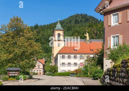 Allemagne, Bade-Wurtemberg, Bad Rippoldsau, Wolftalstrasse avec l'église de pèlerinage Mater Dolorosa qui a été construite dans le style Weinbrenner par l'étudiant de Weinbrenner Christoph Arnold en 1829. Création de la 'Klösterle' Saint Nikolaus vers 1140 Banque D'Images