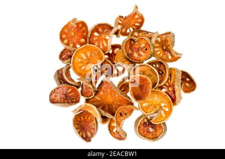 Pile de fruits secs de bael isolée sur fond blanc. Studio photo Banque D'Images