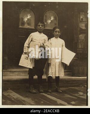 Newsgirl & Boy vendre autour de saloon entrées. Bowery. Banque D'Images